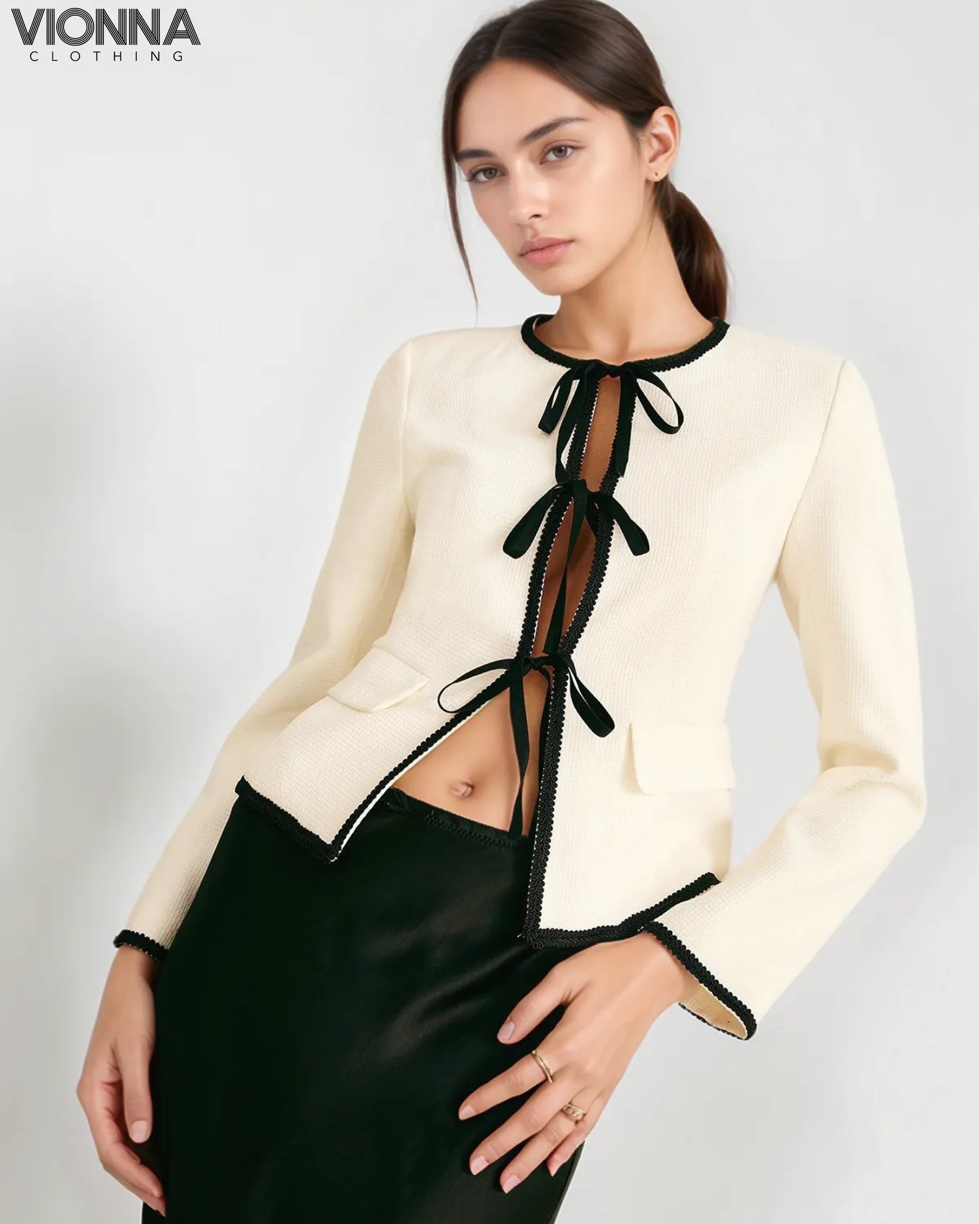Blazer Layla avec bordures de couleur contrastée et cravate sur le devant