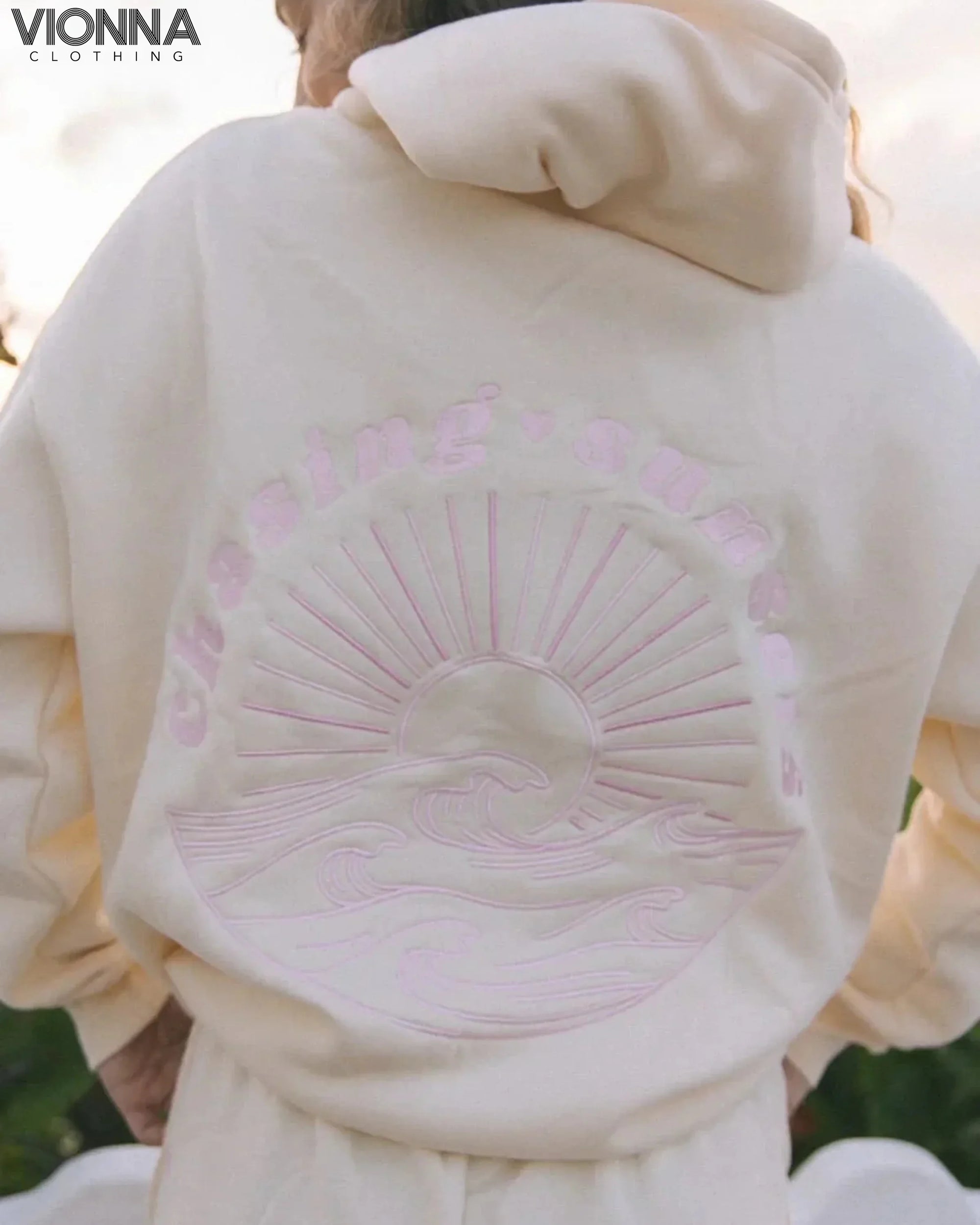 Sweat à capuche vibrant avec imprimé graphique | coton confortable coloré crème / S Vêtements et accessoires >